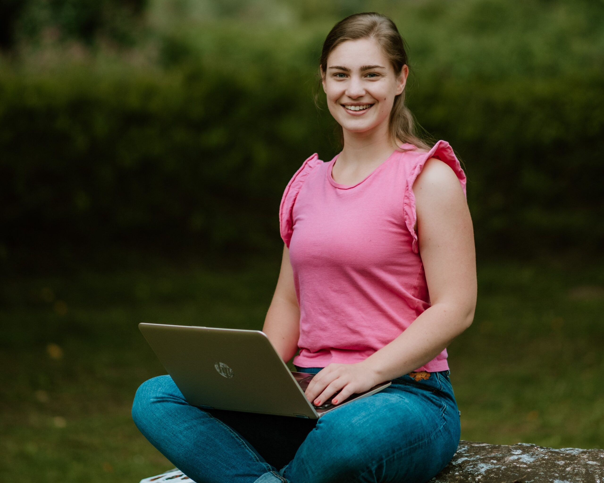 Rövid ülő jóga gyakorlatsor – nyújtás és tartásjavítás otthon vagy iskolában.